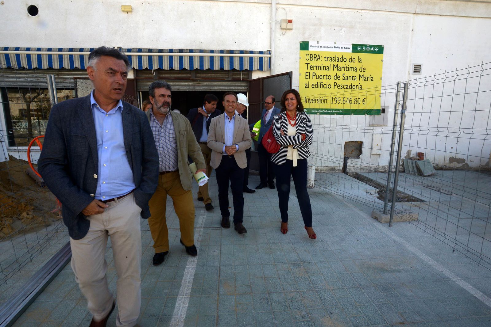Una imagen de la visita realizada ayer por los representantes de la Junta, Consorcio y Gobierno local al edificio donde se realizan las obras.