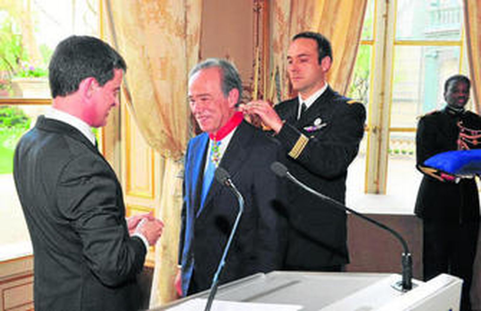 Gregorio Marañón recibe la medalla honorífica en presencia del primer ministro francés, Manuel Valls.