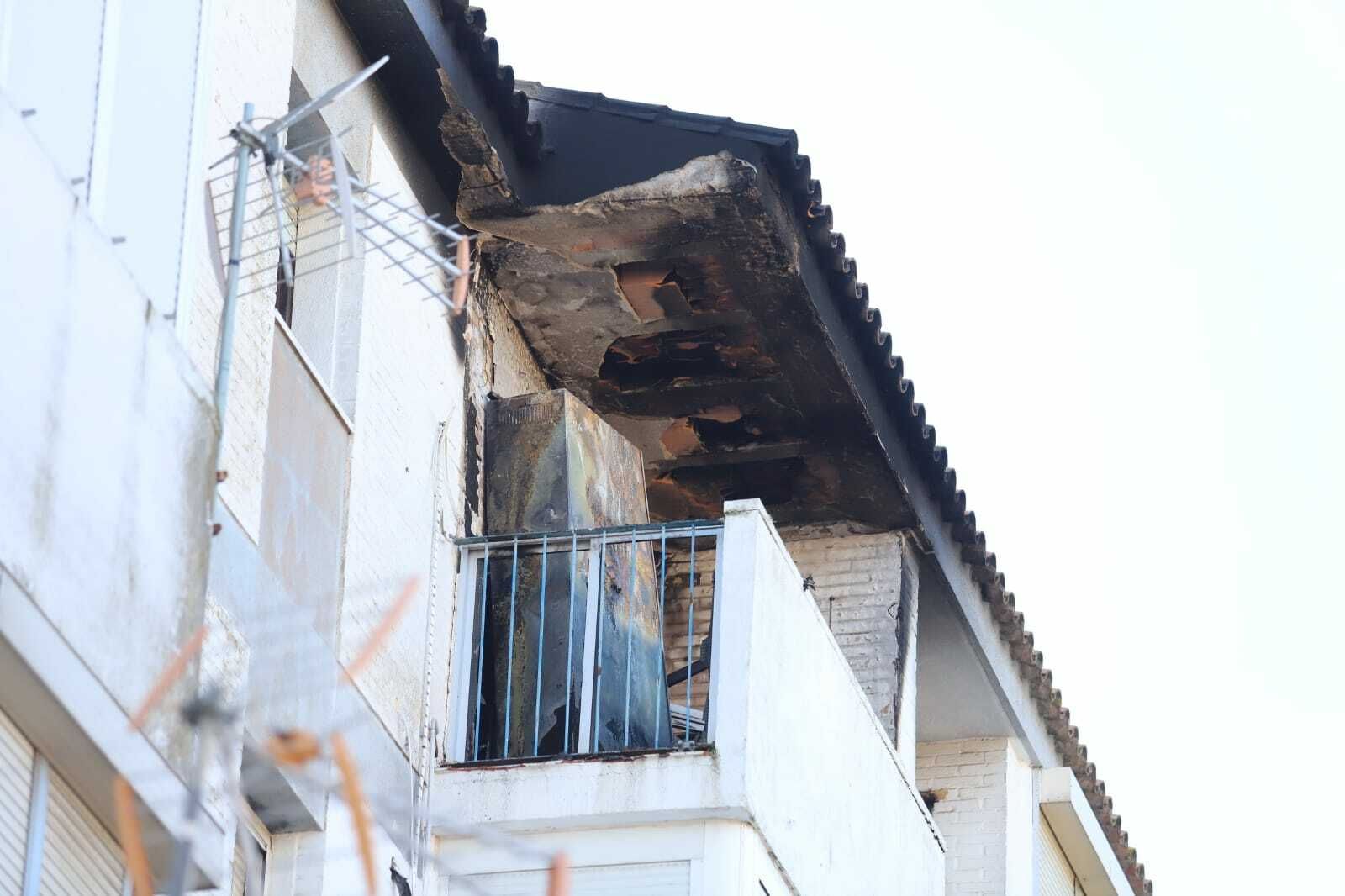 Imagen del balcón de la vivienda incendiada.