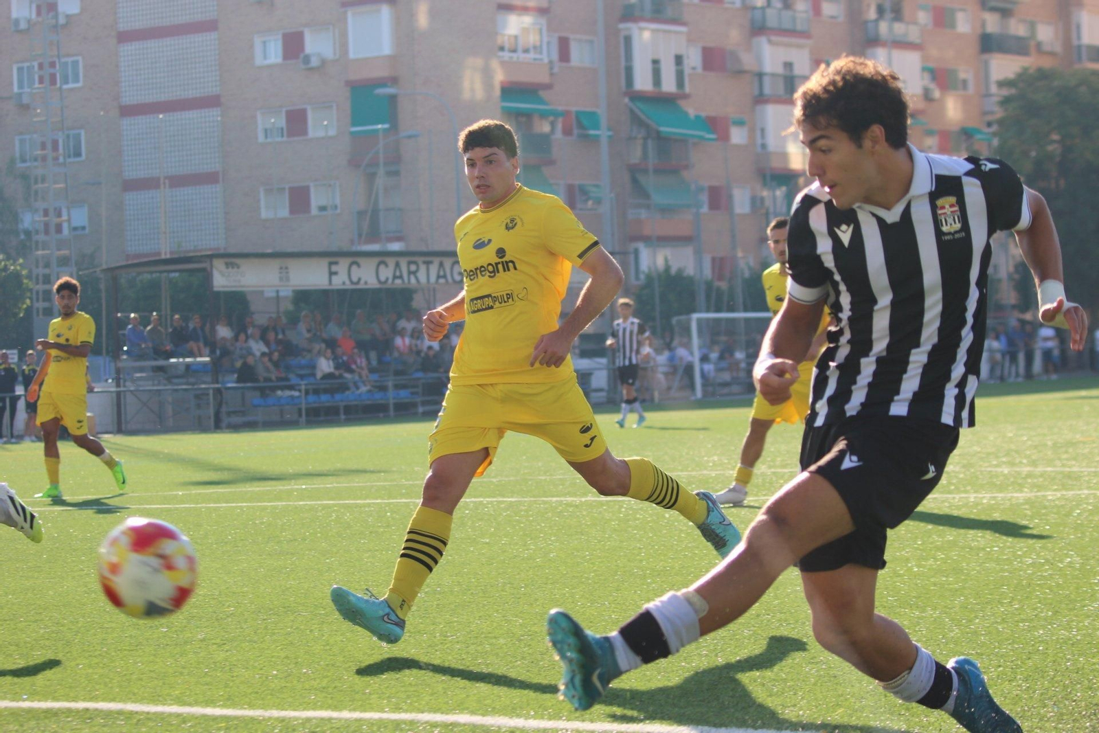 Fran Díaz contempla el lanzamiento de un rival durante el encuentro del pasado fin de semana frente al Cartagena B.