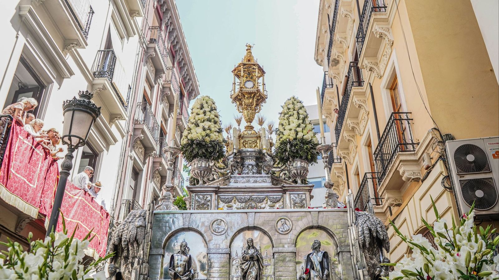 La Previa del Corpus Christi de Granada 2026: Alfombras de claveles y ...
