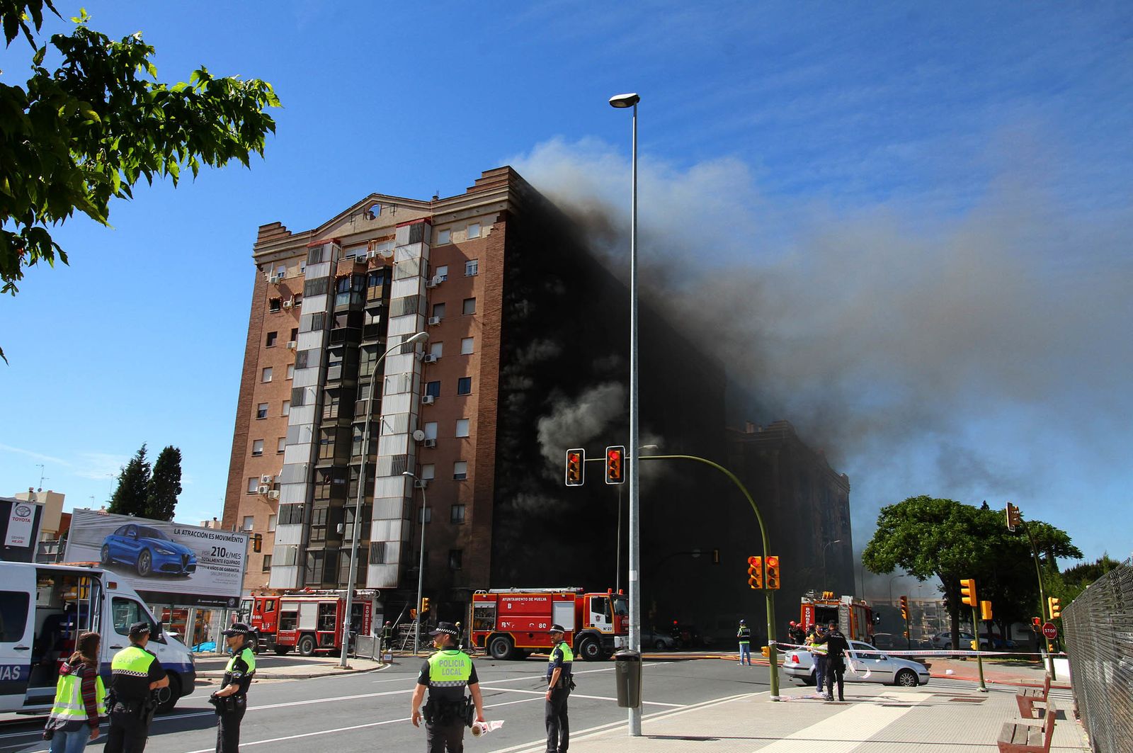Imágenes del incendio de un bazar en la avenida de Santa Marta.