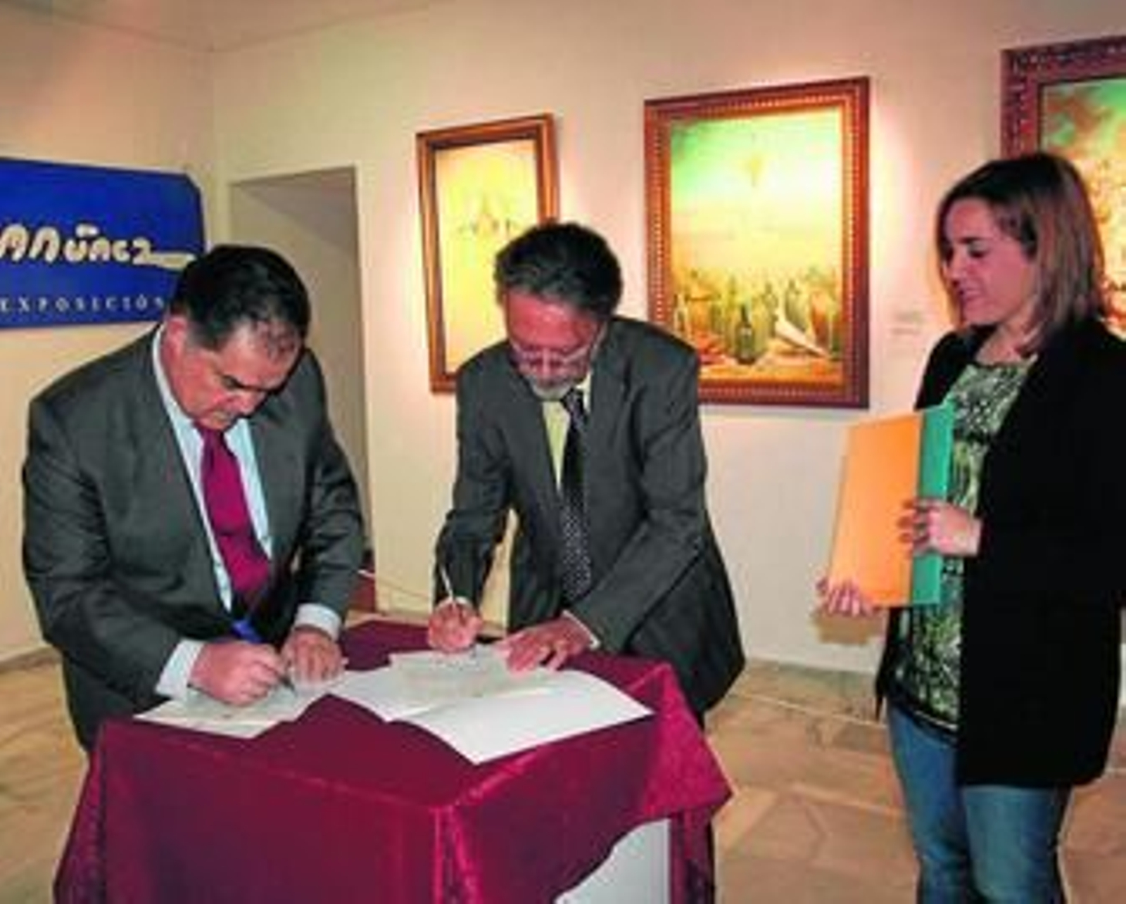 Juan Carlos Lagares, alcalde de La Palma, y Juan Manuel Núñez, firmando la cesión.