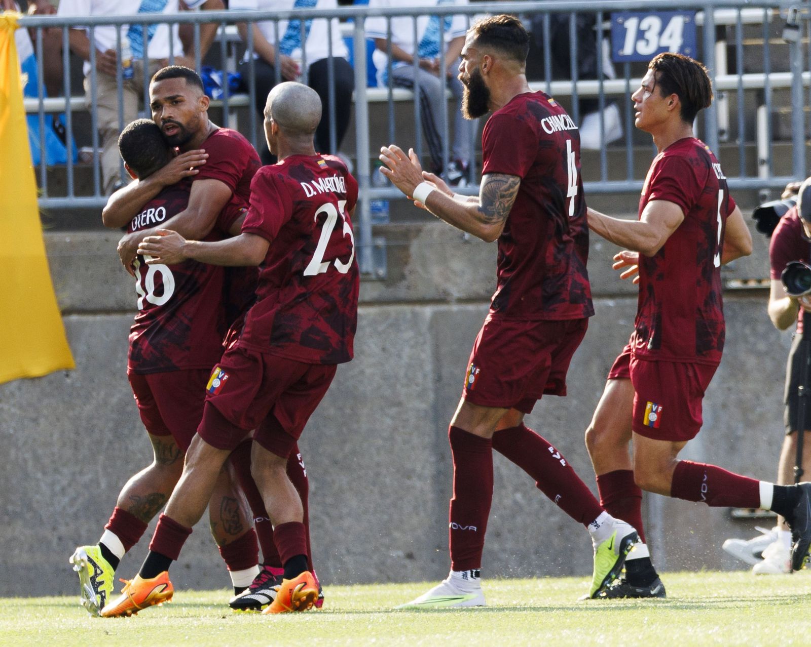 Los jugadores venezolanos abrazan a Yangel Herrera tras su gol