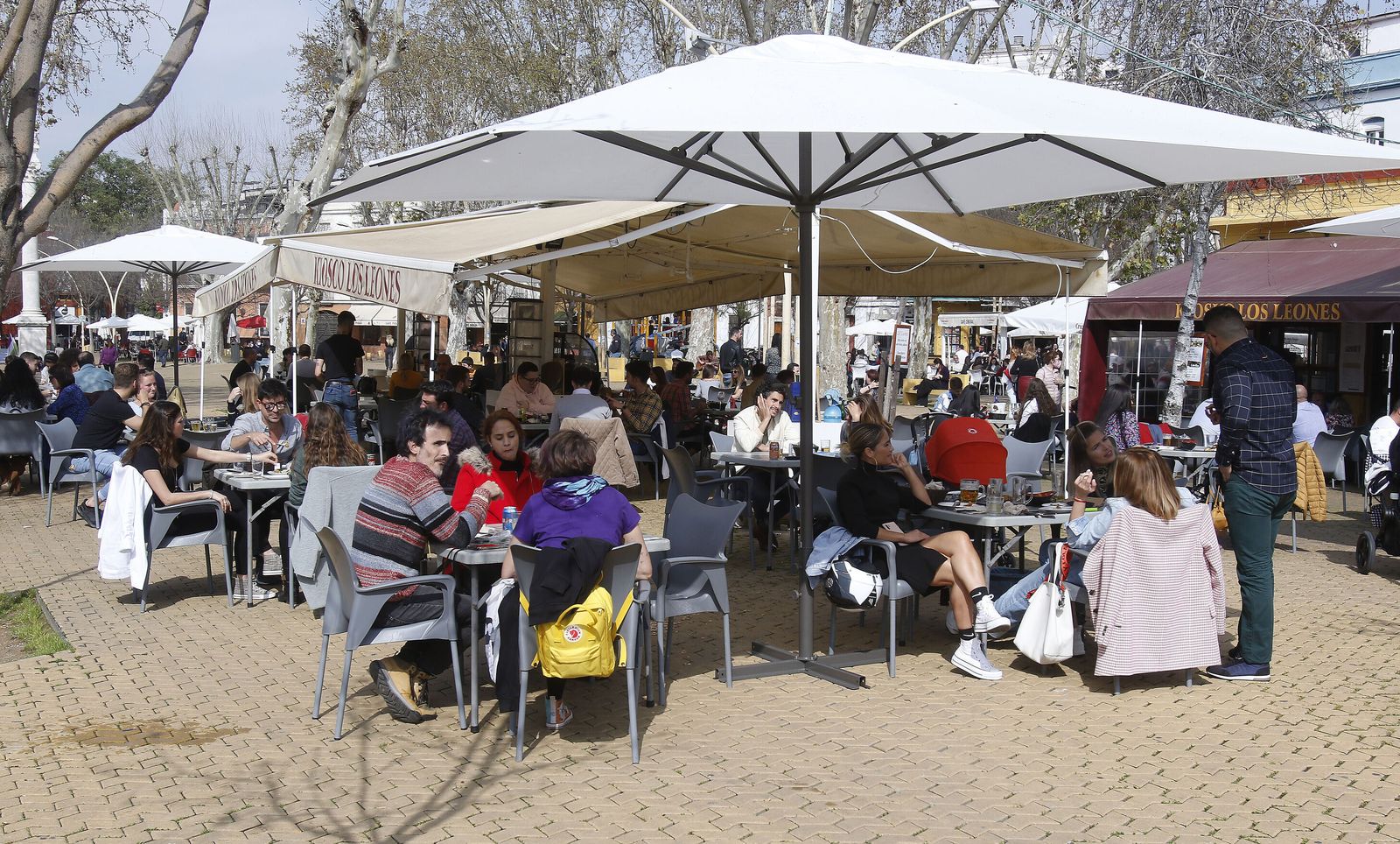 Varias personas, en la terraza de un bar en Sevilla.