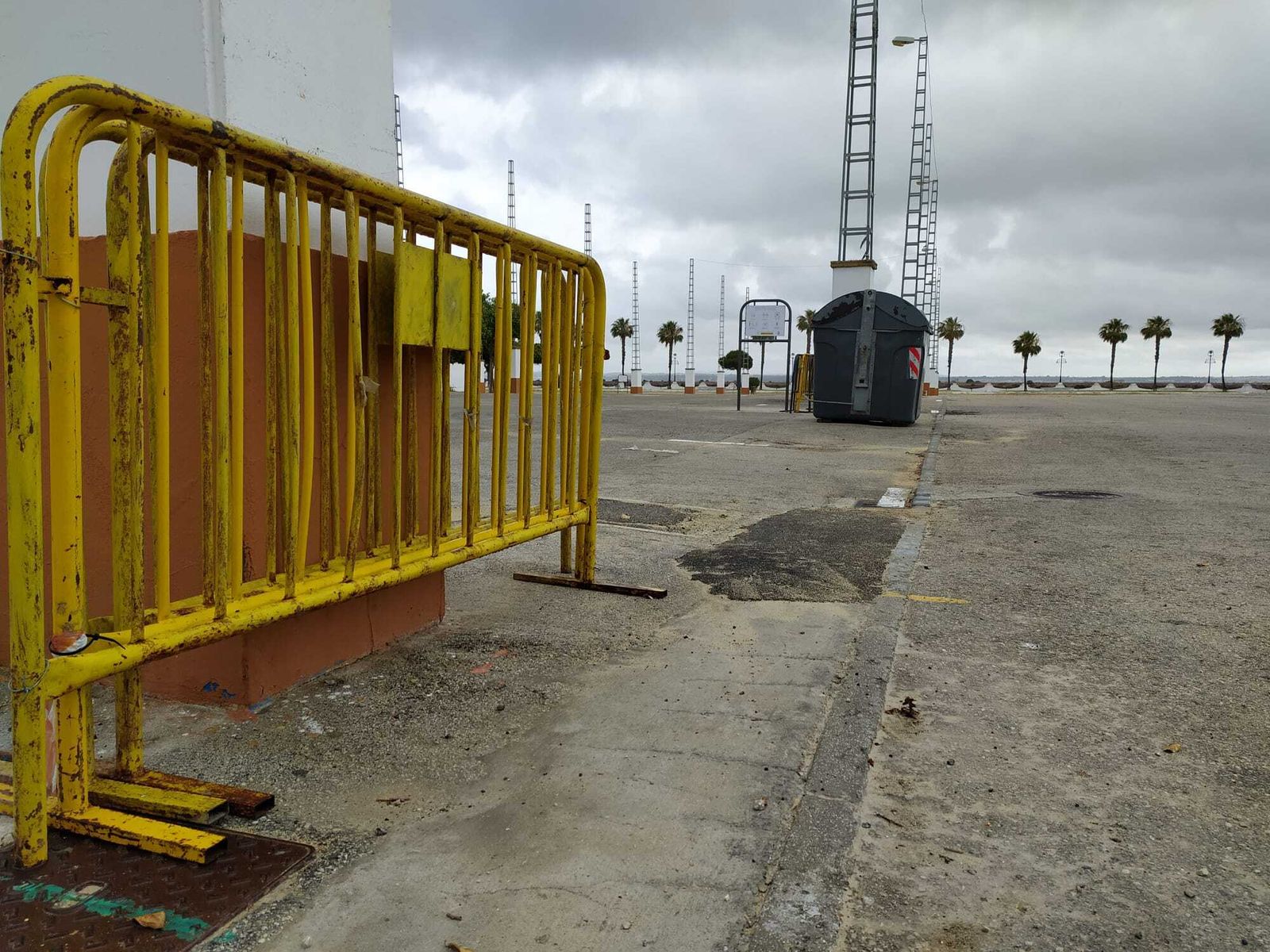 Vallas y contenedores preparados en el recinto ferial para el mercadillo.
