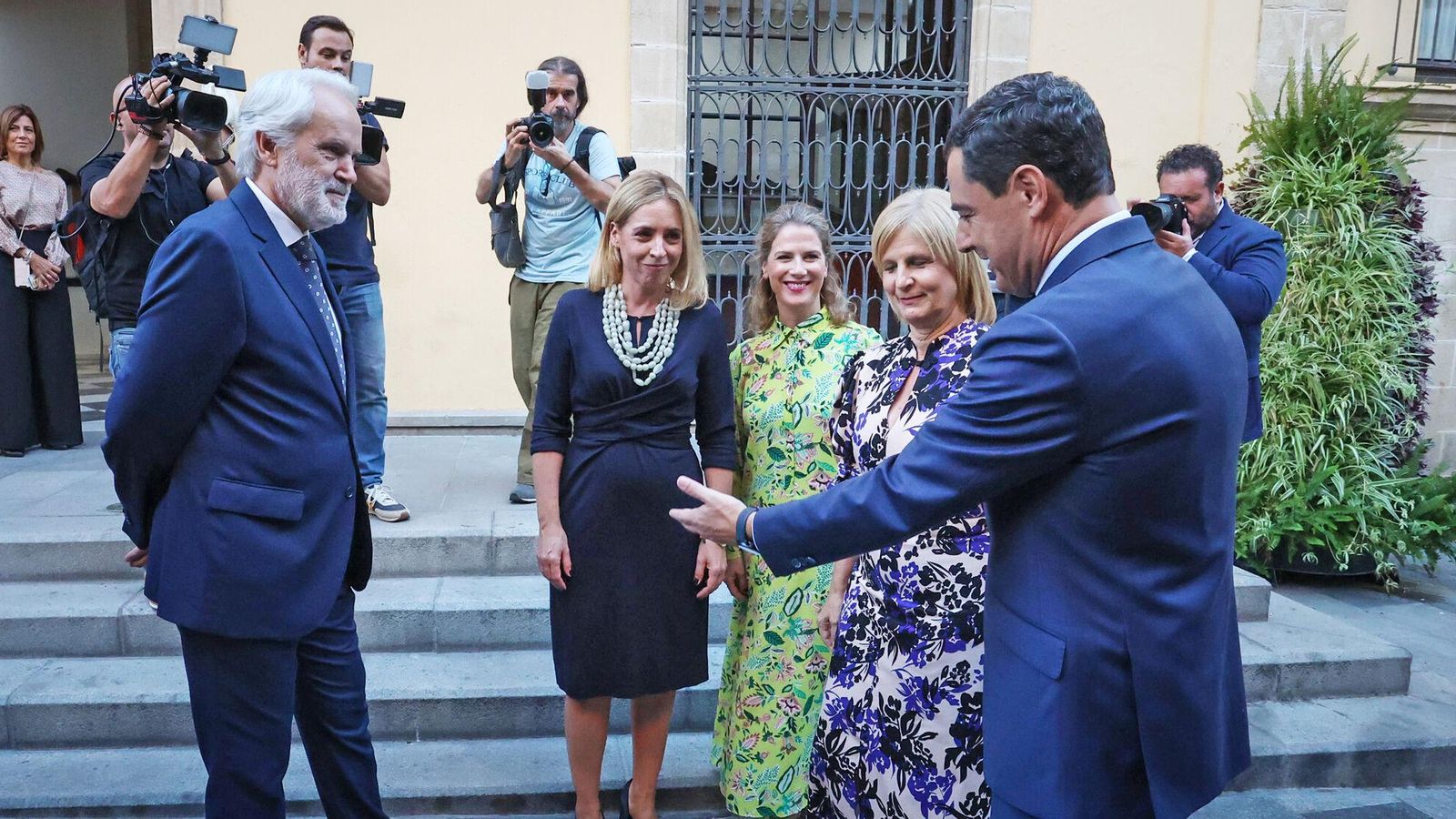 Juanma Moreno junto a María José García-Pelayo, Ana Mestre, Almudena Martínez y Agustín Muñoz.