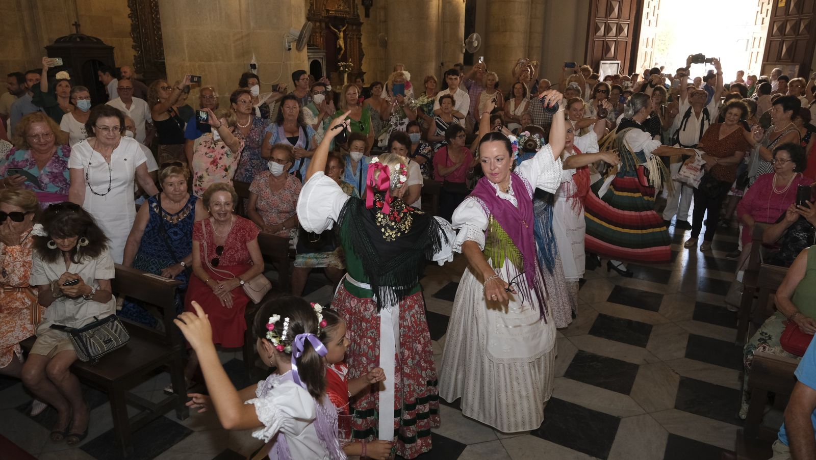 Imágenes de la ofrenda floral a la Virgen del Mar. Feria de Almería 2022