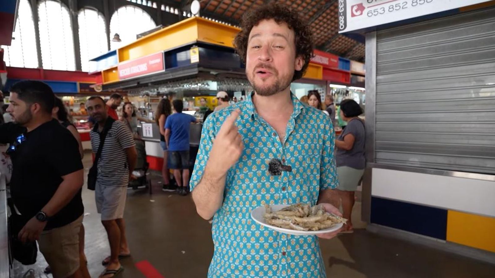 Luisito Comunica prueba los boquerones fritos.