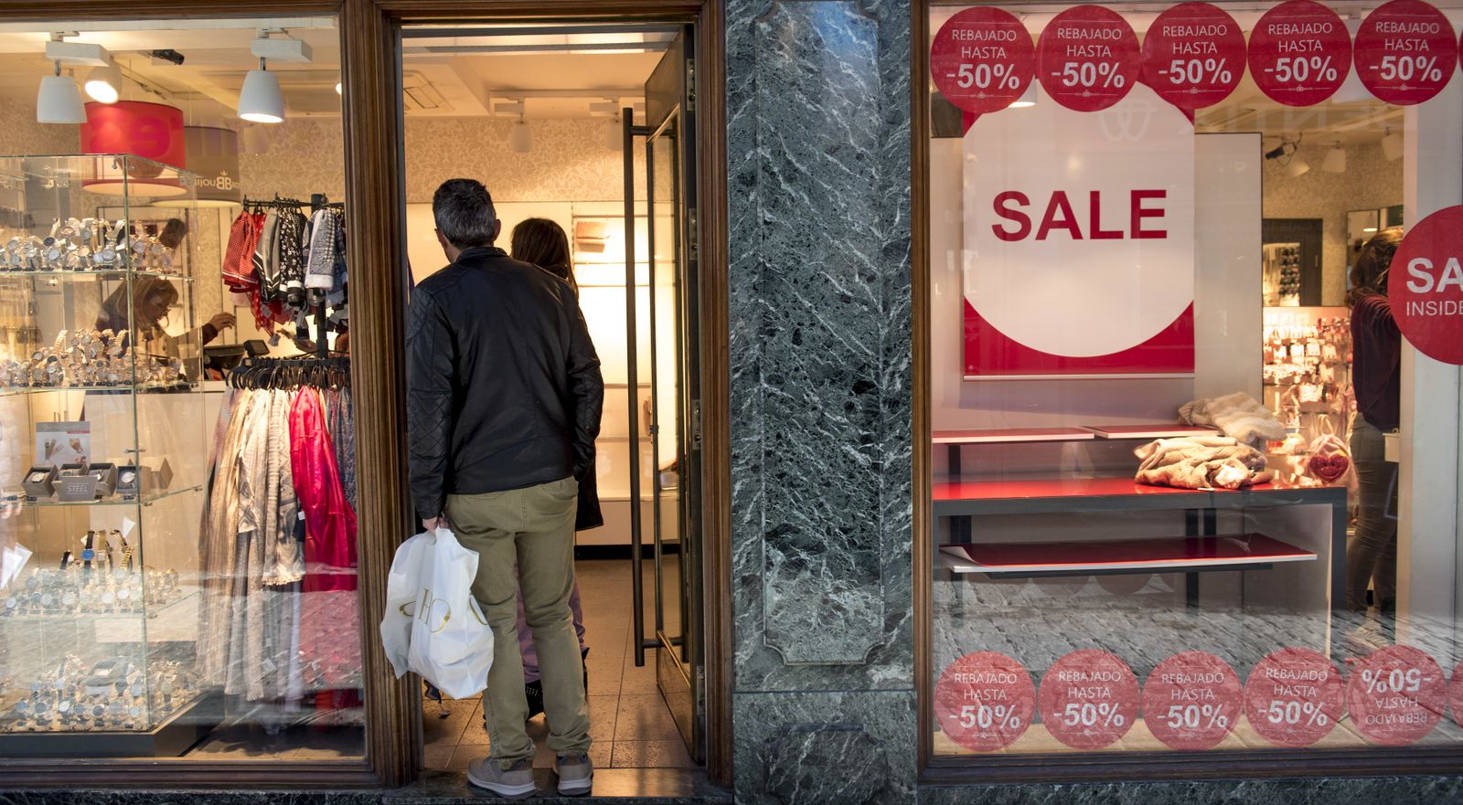 Los granadinos se lanzan a las rebajas de enro