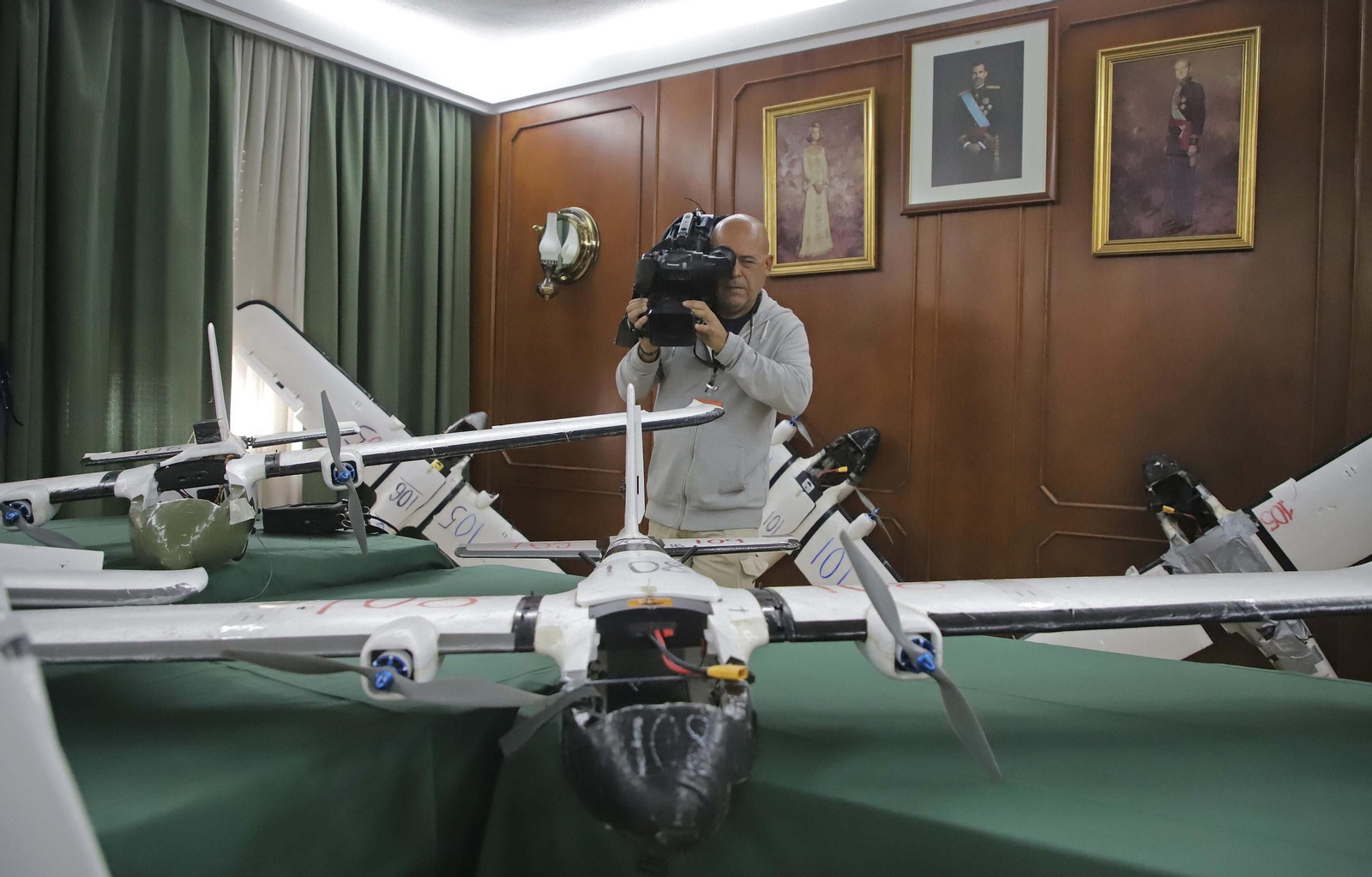 Fotos de los drones de largo alcance para introducir hachís en España desde Marruecos incautados por la Guardia Civil en Algeciras
