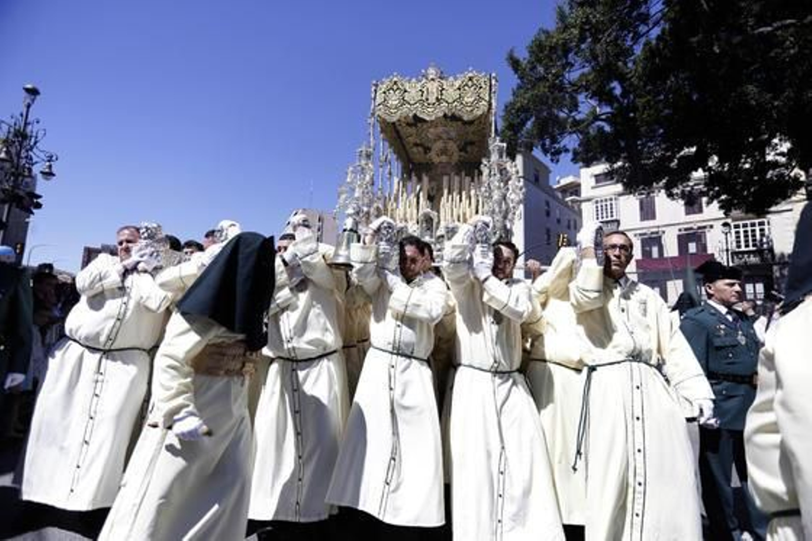 Los hombres de trono de María Santísima de Lágrimas y Favores.

Foto: Marilu Báez / L. M. Gómez Pozo