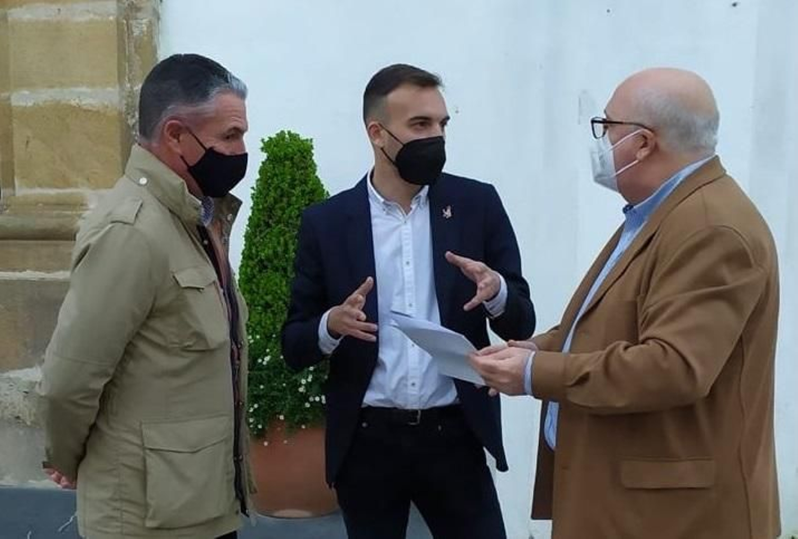 Daniel Moreno, con responsables de la hermandad del Santo Entierro.