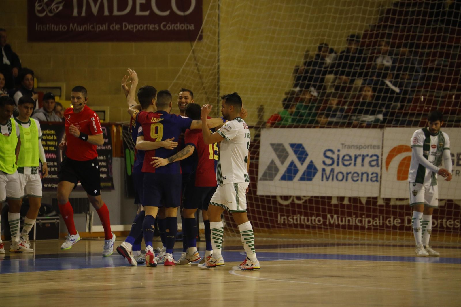 Las mejores fotos del ambiente en Vista Alegre para el Córdoba Futsal - Barça
