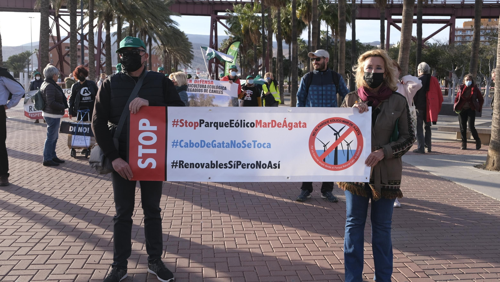 Fotogalería manifestación a favor de energías renovables ordenadas. Almería