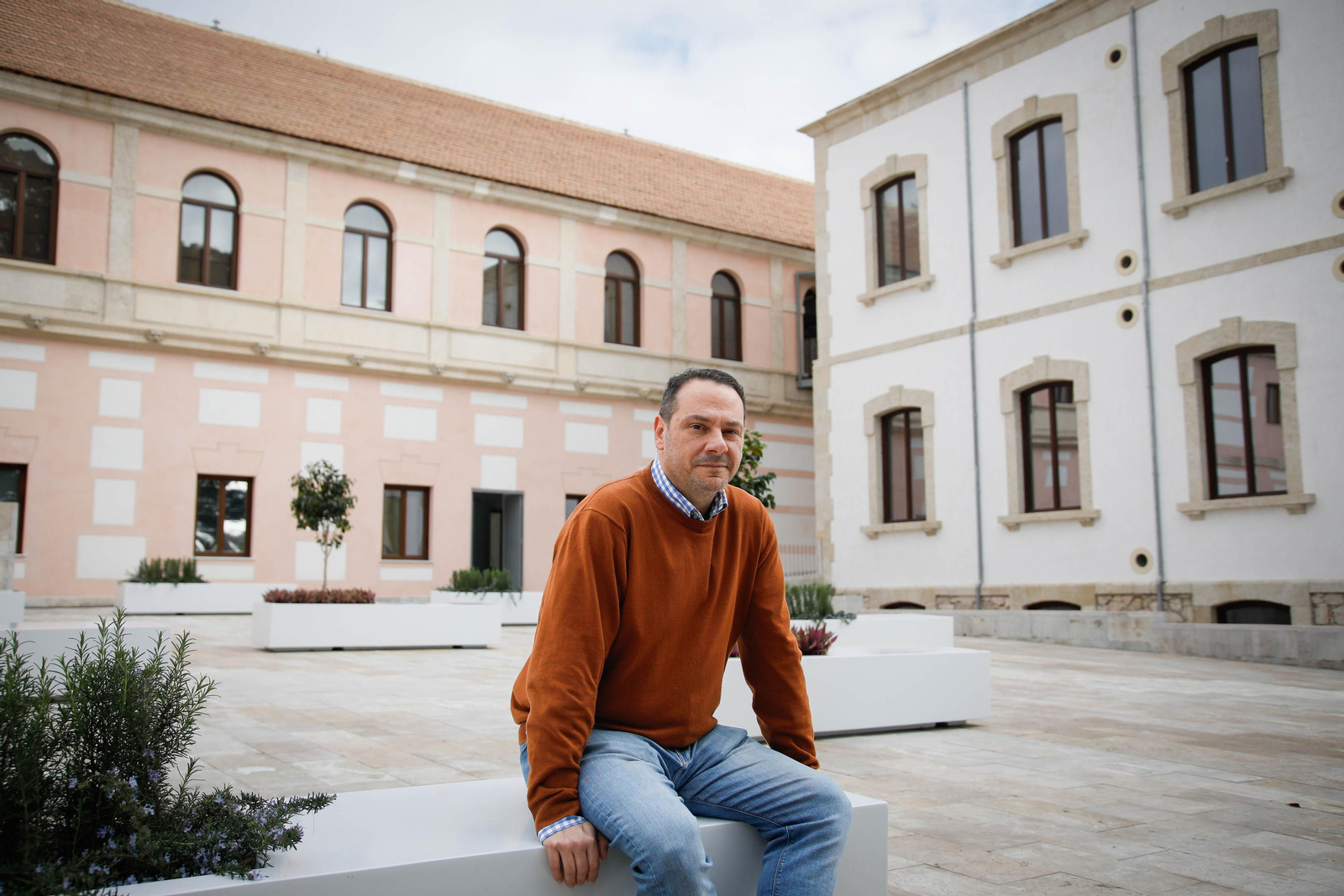 Juan Manuel Martín Robles en el patio de entrada al Museo del Realismo Español Contemporáneo de Almería.