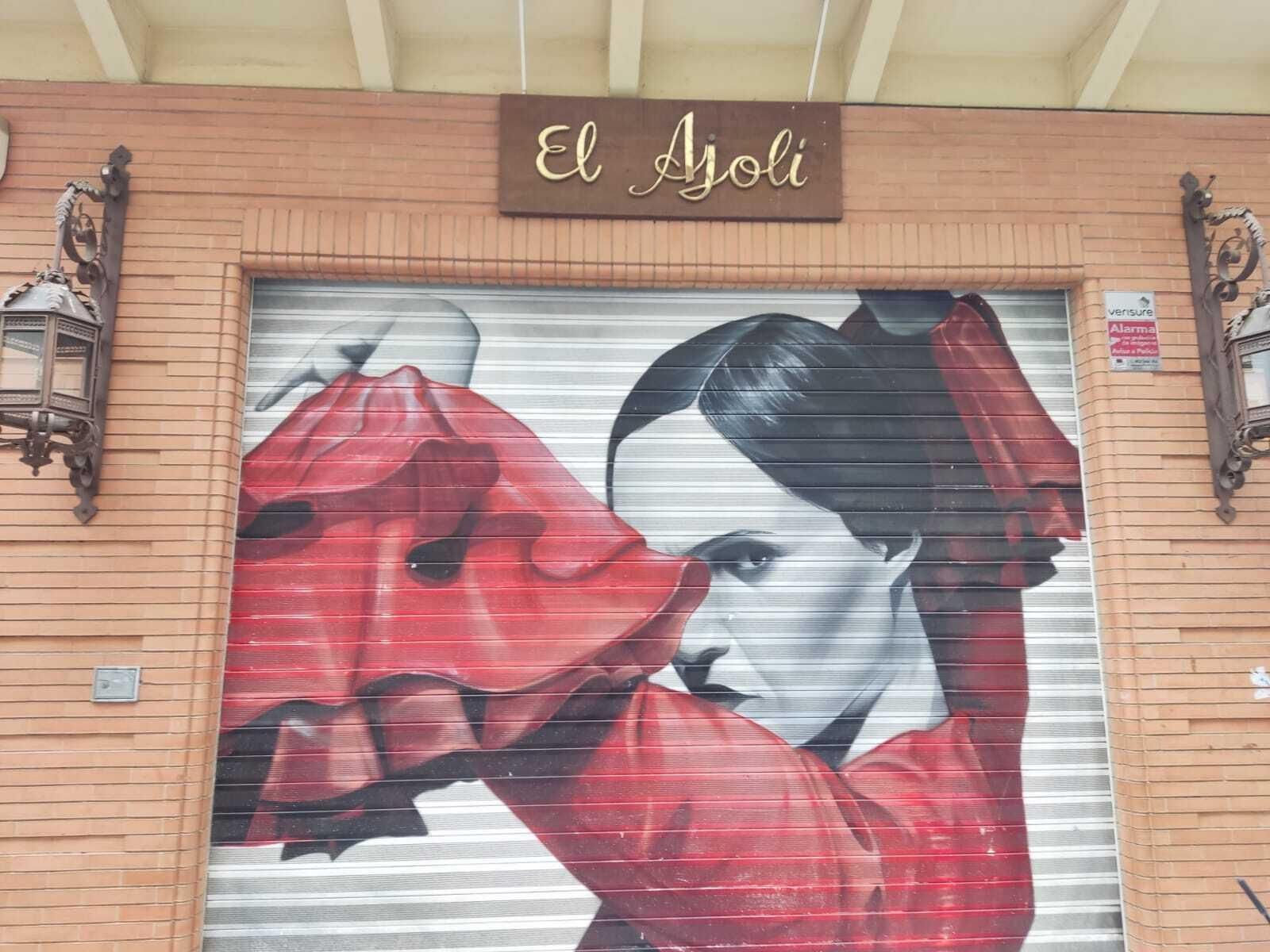 Tienda flamenca El Ajolí en la capital onubense.
