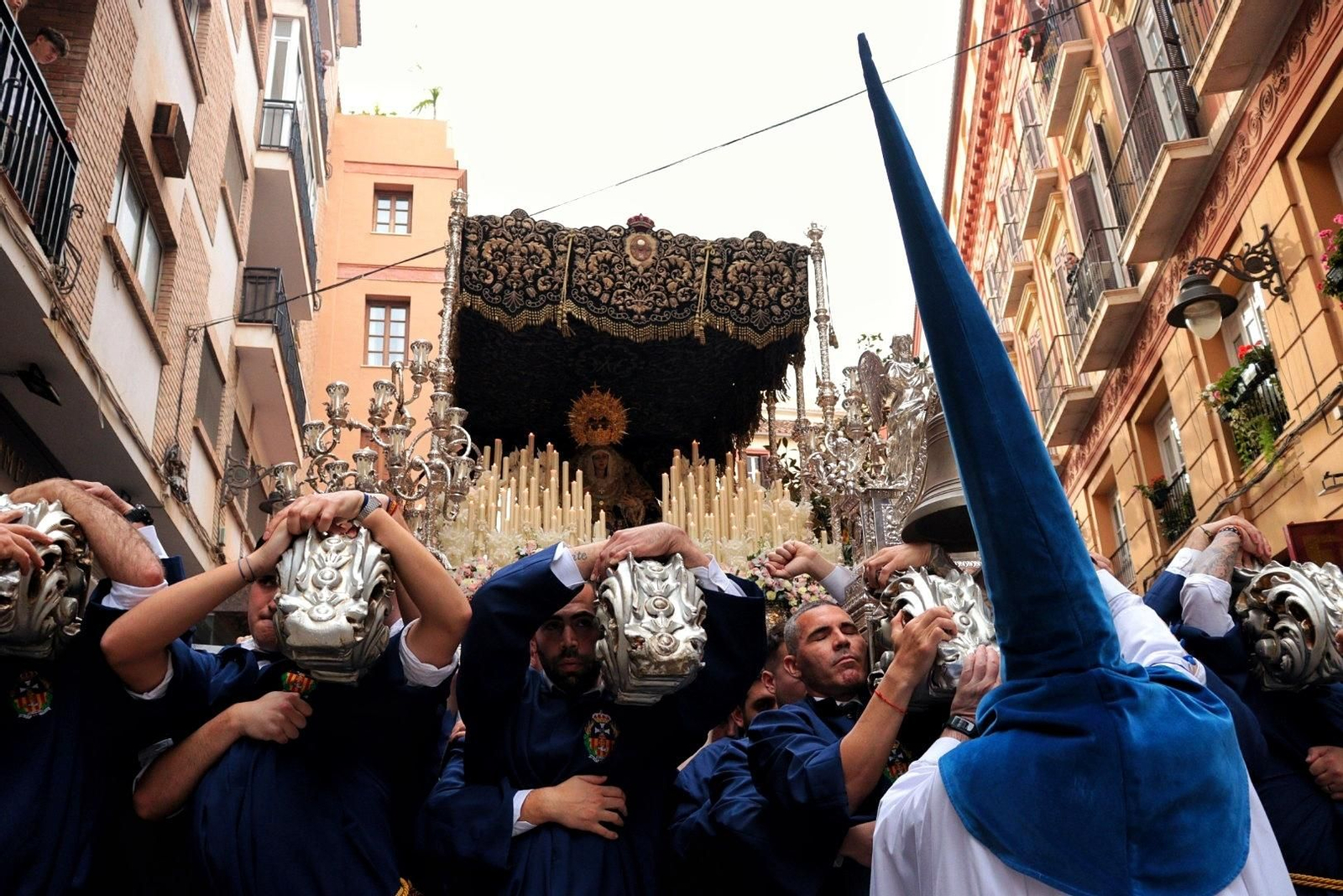 La Sagrada Cena en su procesión de este Jueves Santo en Málaga, en fotos