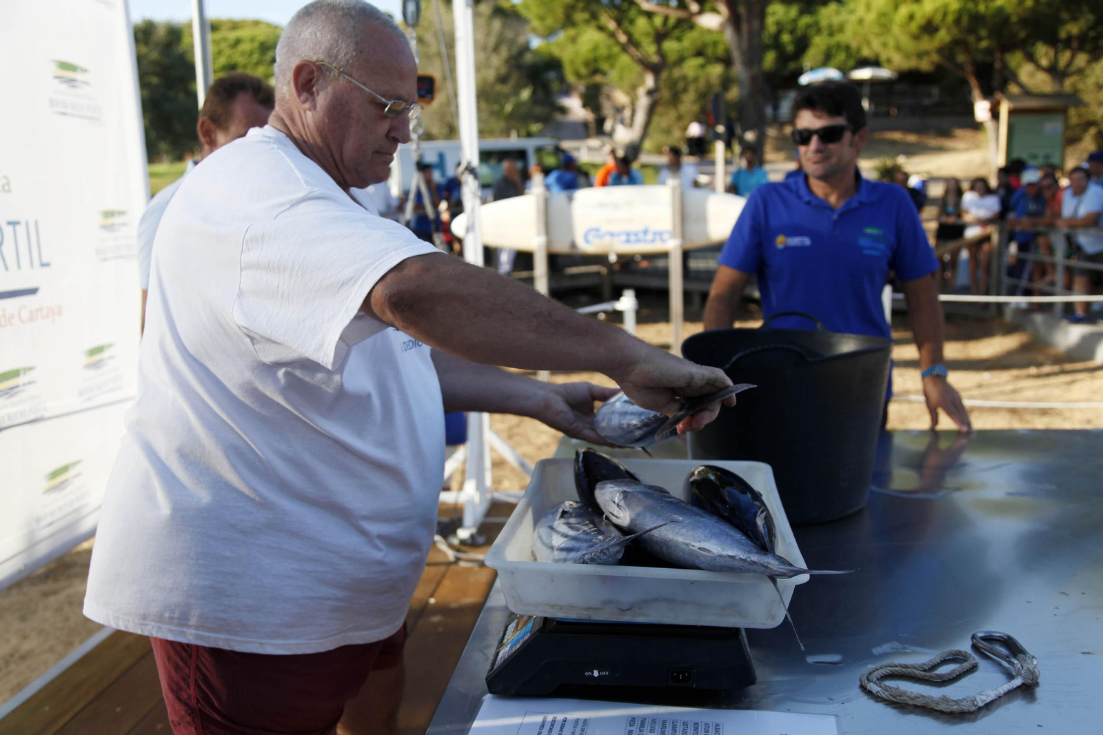 1. Pesaje de las piezas. 2. Galardón a la pieza más grande. 3. Primer premio del campeonato, que se celebró el pasado domingo tras ser suspendido el sábado por el fuerte viento reinante en todo el litoral onubense,