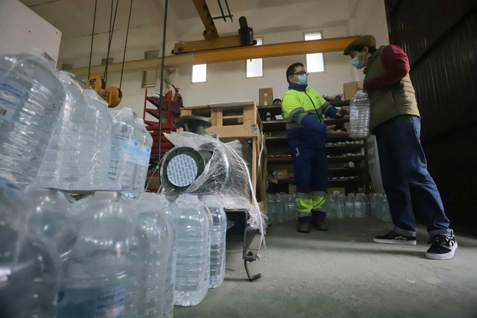 Un vecino de La Alcaidesa recoge una garrafa de agua, este miércoles.