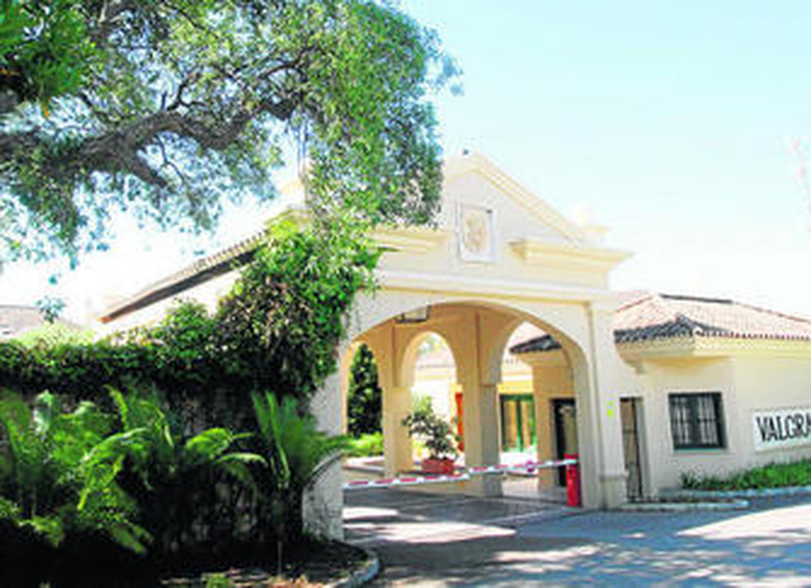 Imagen del acceso a la urbanización en la que vuelve a residir desde hace unos días Francisco Correa.