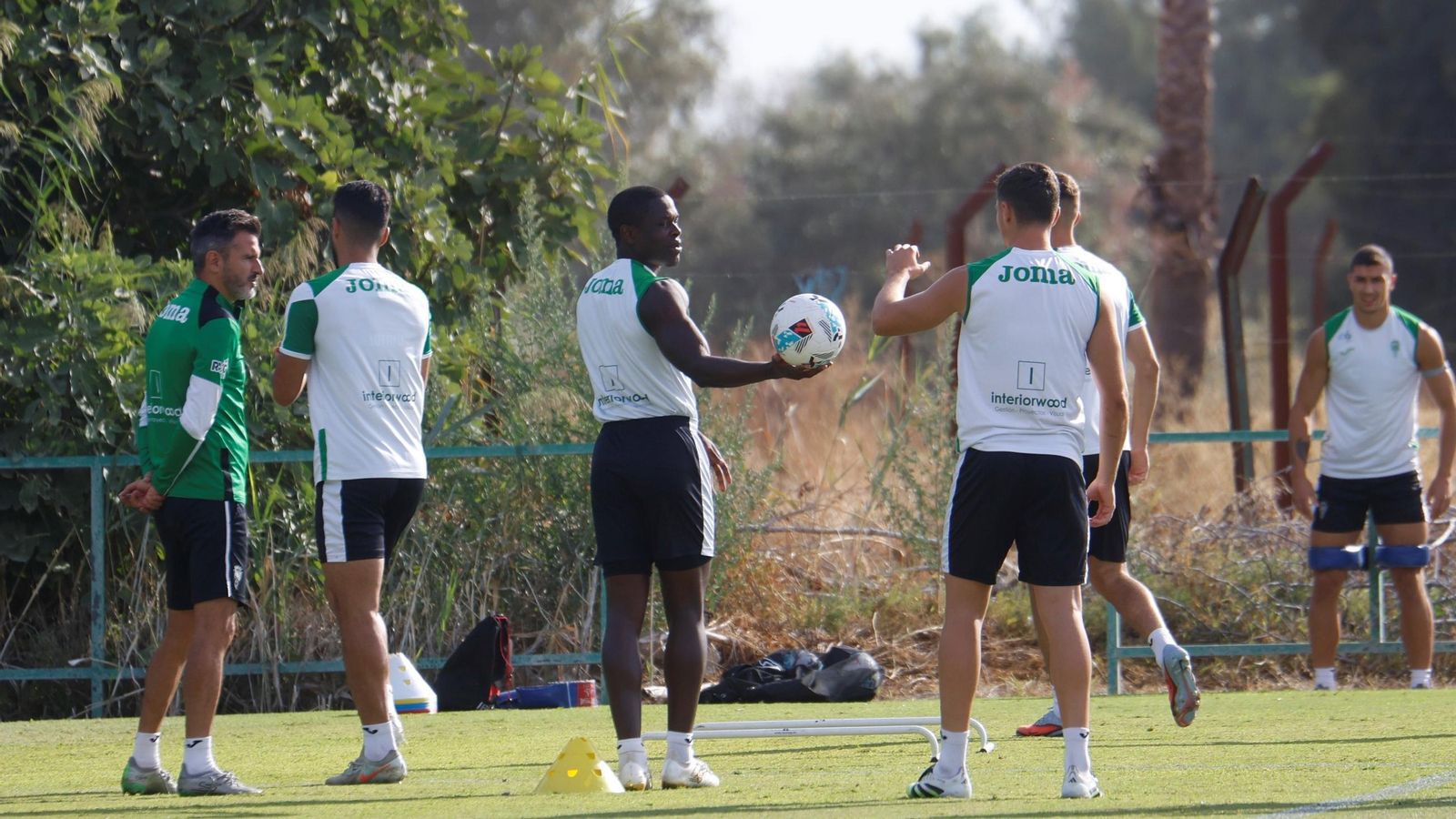 Iván Ania sigue de cerca un ejercicio de sus jugadores en la Ciudad Deportiva del Córdoba CF.