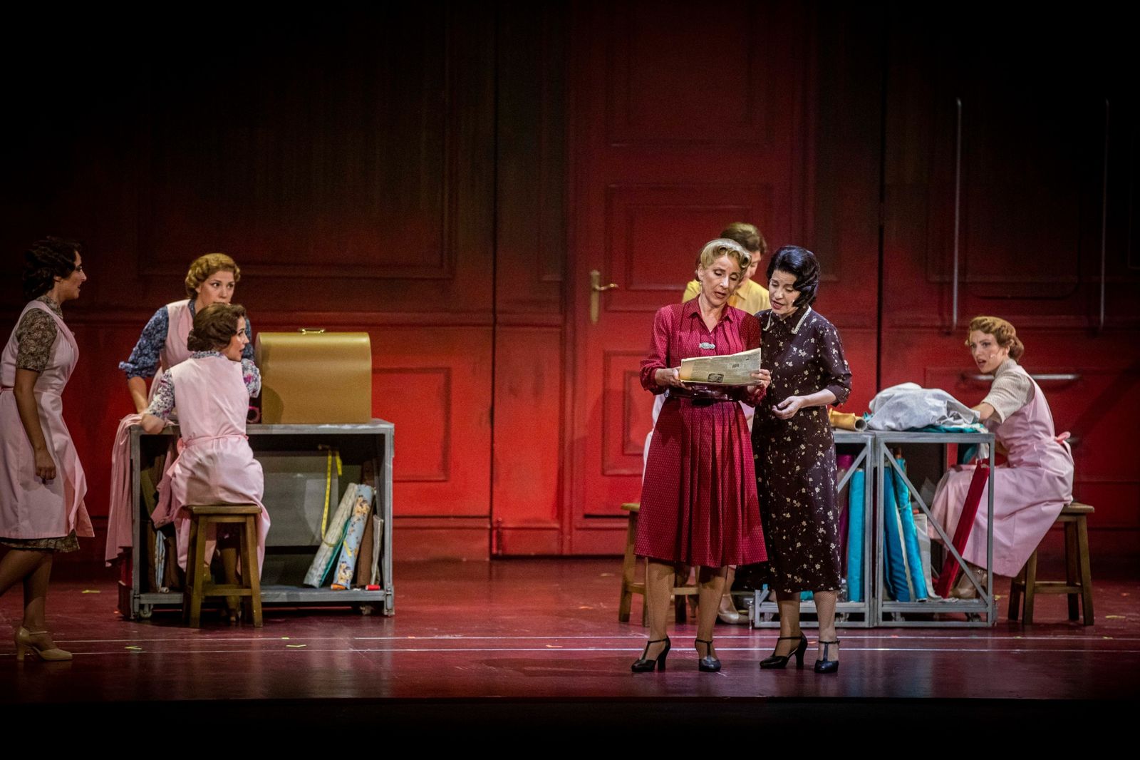 Imágenes del musical 'El tiempo entre costuras' en el Gran Teatro Falla