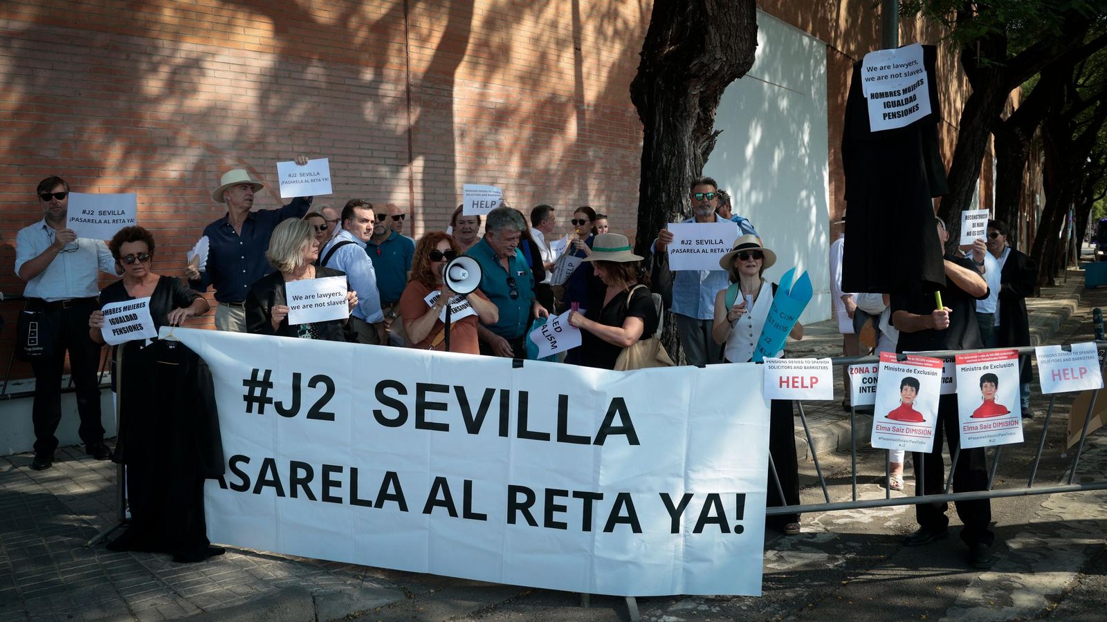 Los abogados y procuradores mutualistas, este lunes por la mañana cerca de Fibes.
