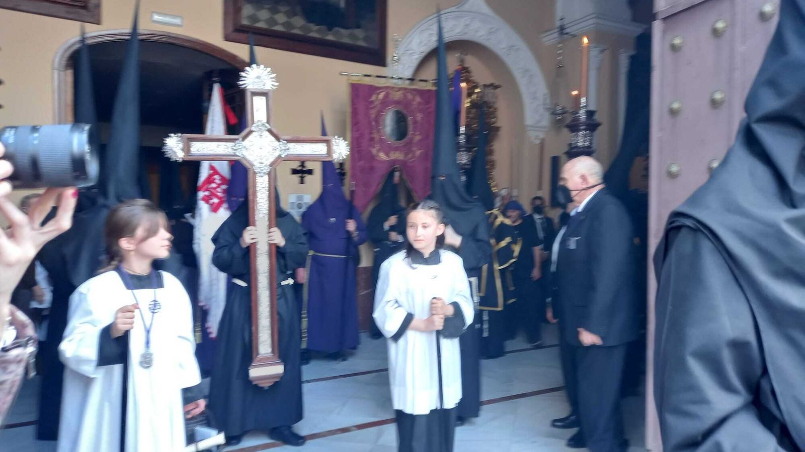 Cruz de guía de la hermandad del Nazareno.