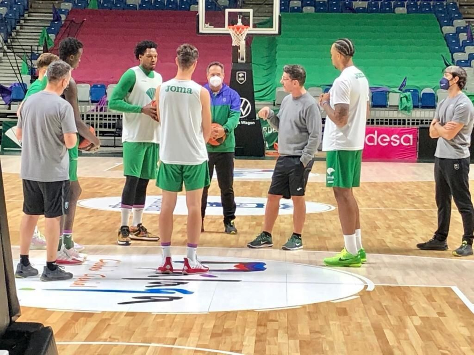 Las fotos del primer día de Malcolm Thomas: aeropuerto, examen médico y Carpena