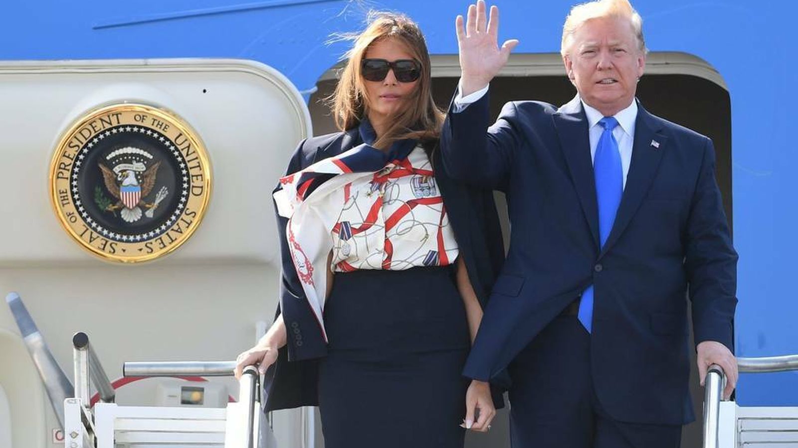 Para desembarcar del Air Force One, Melania Trump recurrió a una blusa con estampado de cadenas.