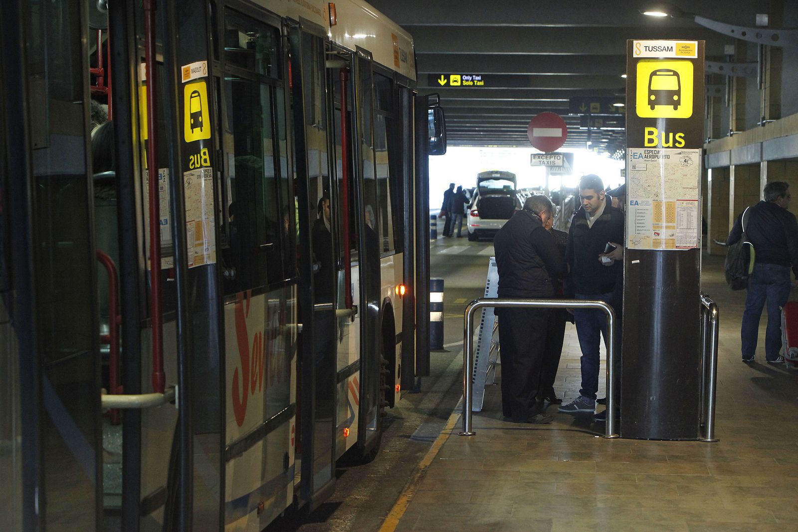 Tussam instalará máquinas automáticas de venta de billetes en la parada del aeropuerto de Sevilla