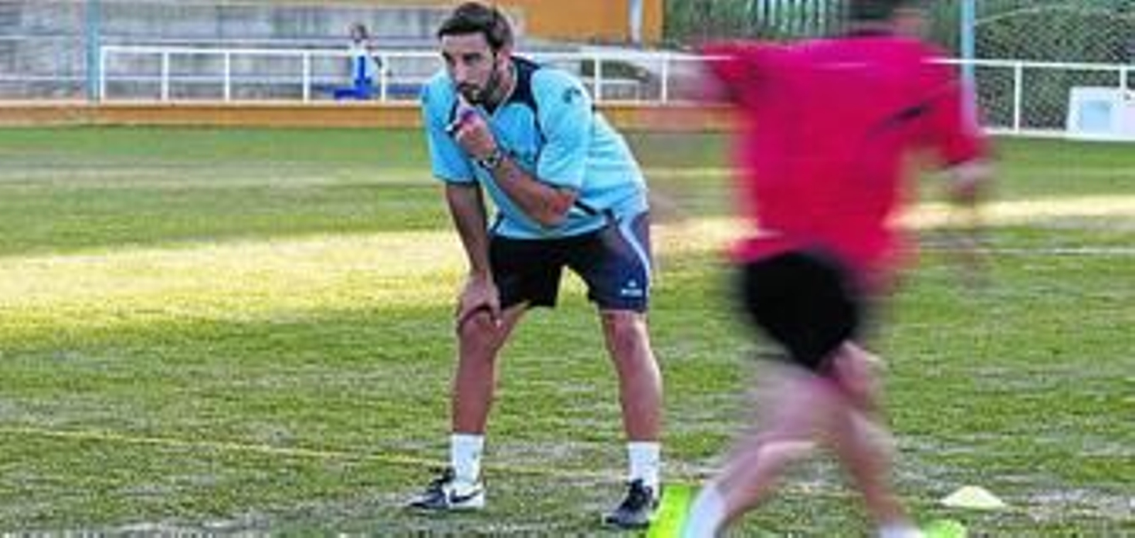 Chamorro escucha al delantero Joselu.