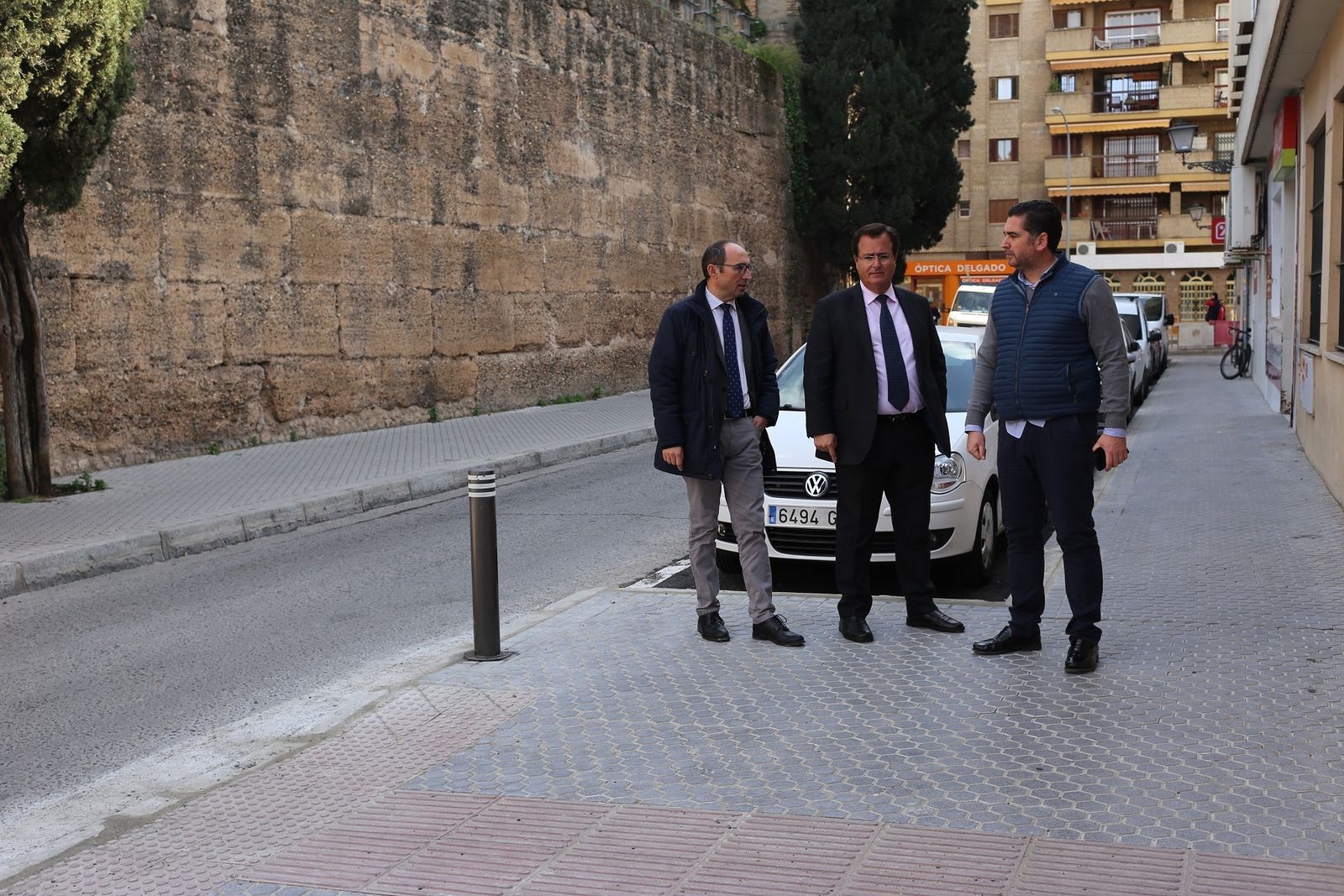 El delegado del Distrito Casco Antiguo, Juan Carlos Cabrera, visita la zona.