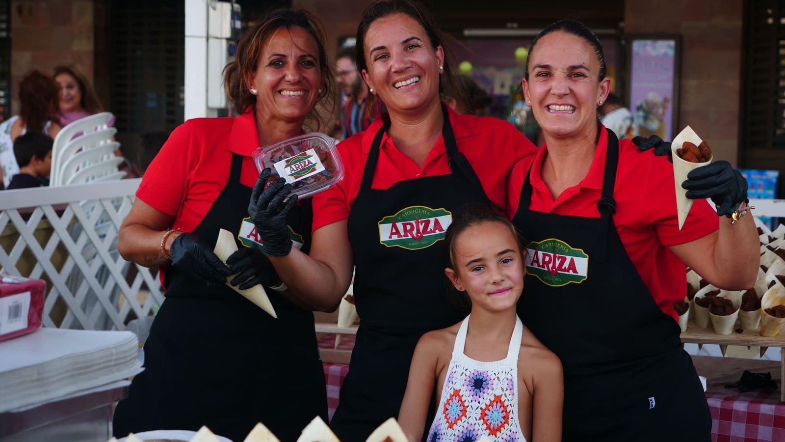 Silvia Ariza, junto a su hermana y unas colaboradoras en la fiesta del pasado año.