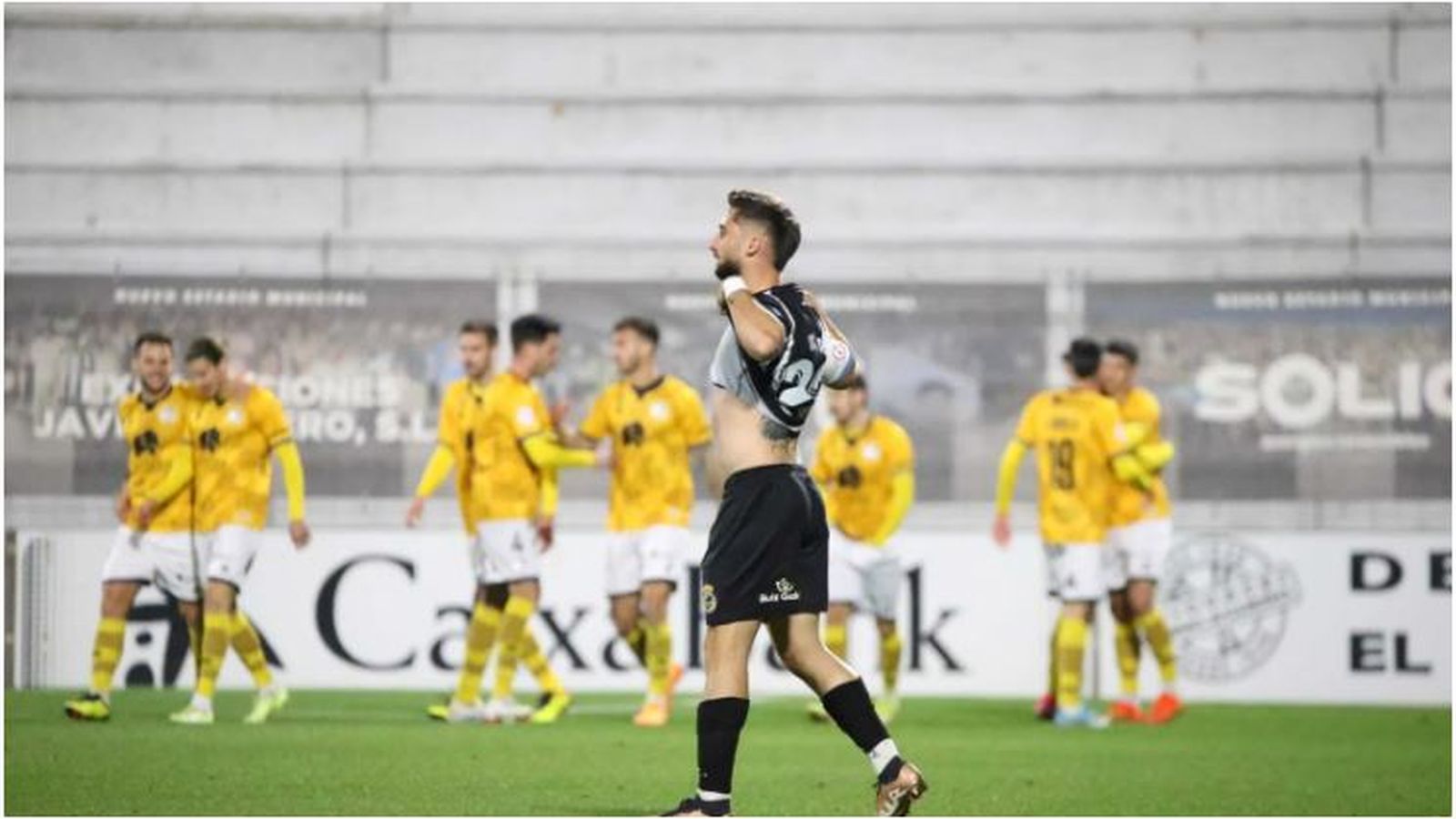 Omar Perdomo se desespera mientras los jugadores de Unionistas celebran su gol