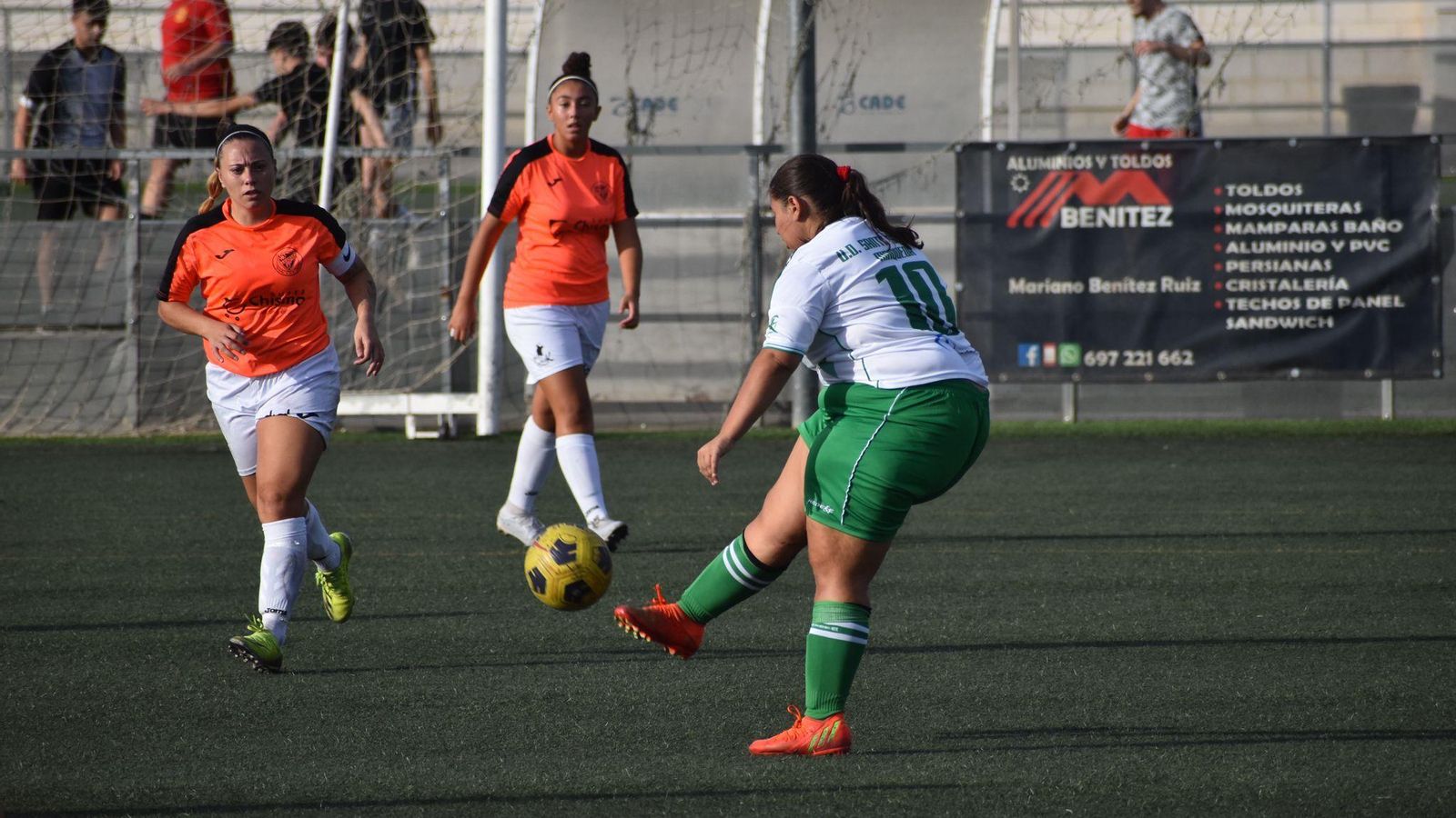Rocio Nadales jugando al fútbol