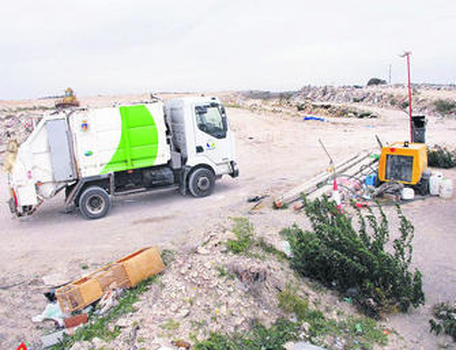 Uno de los camiones que recogen la basura realiza un depósito en el punto de acopio de El Carrascal.