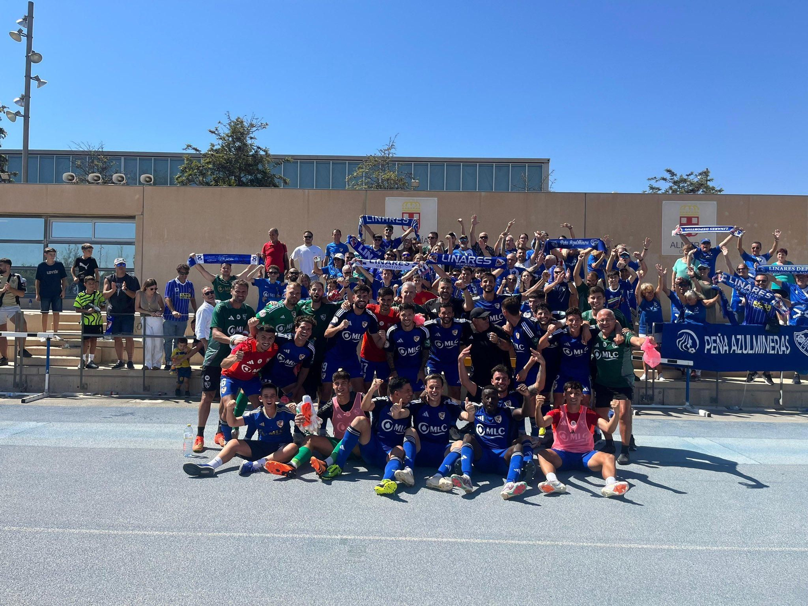 El conjunto linarense celebra el triunfo con los aficionados azulillos desplazados.