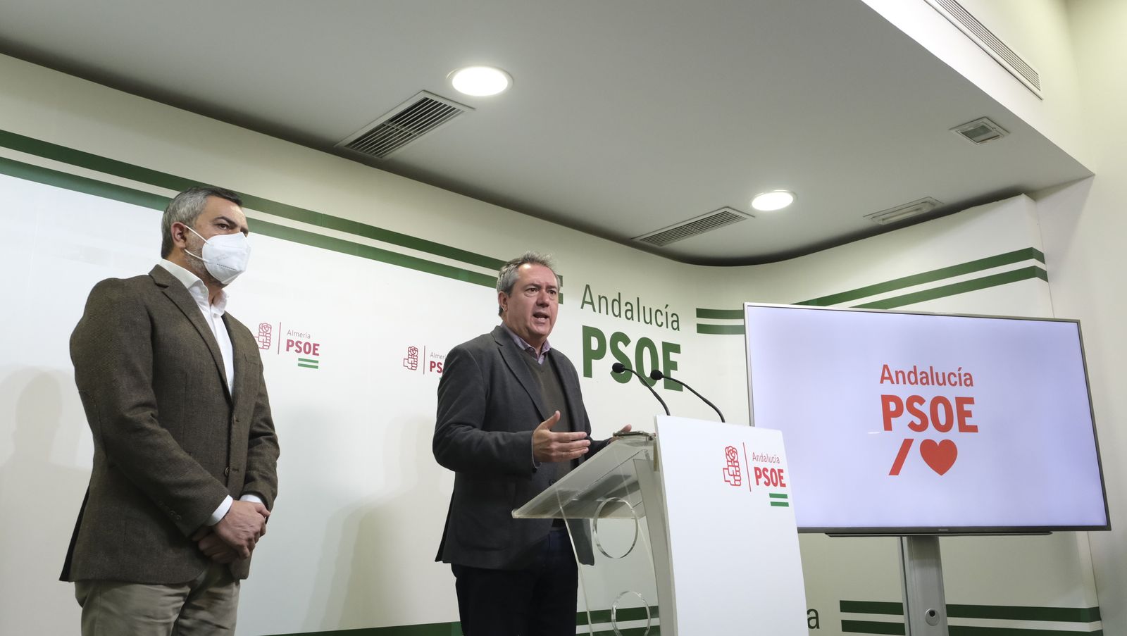 Imágenes de la visita del Secretario General del PSOE-A, Juan Espadas, a Almería.