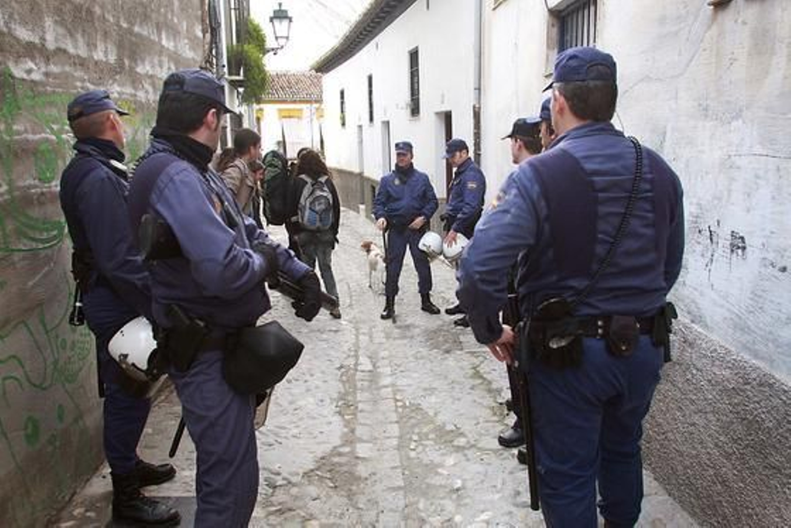 Seis ocupas son desalojados de la Casa del Aire, en el nº 7 de la calle Zenete del barrio granadino del Albaicín.

Foto: Pepe Torres