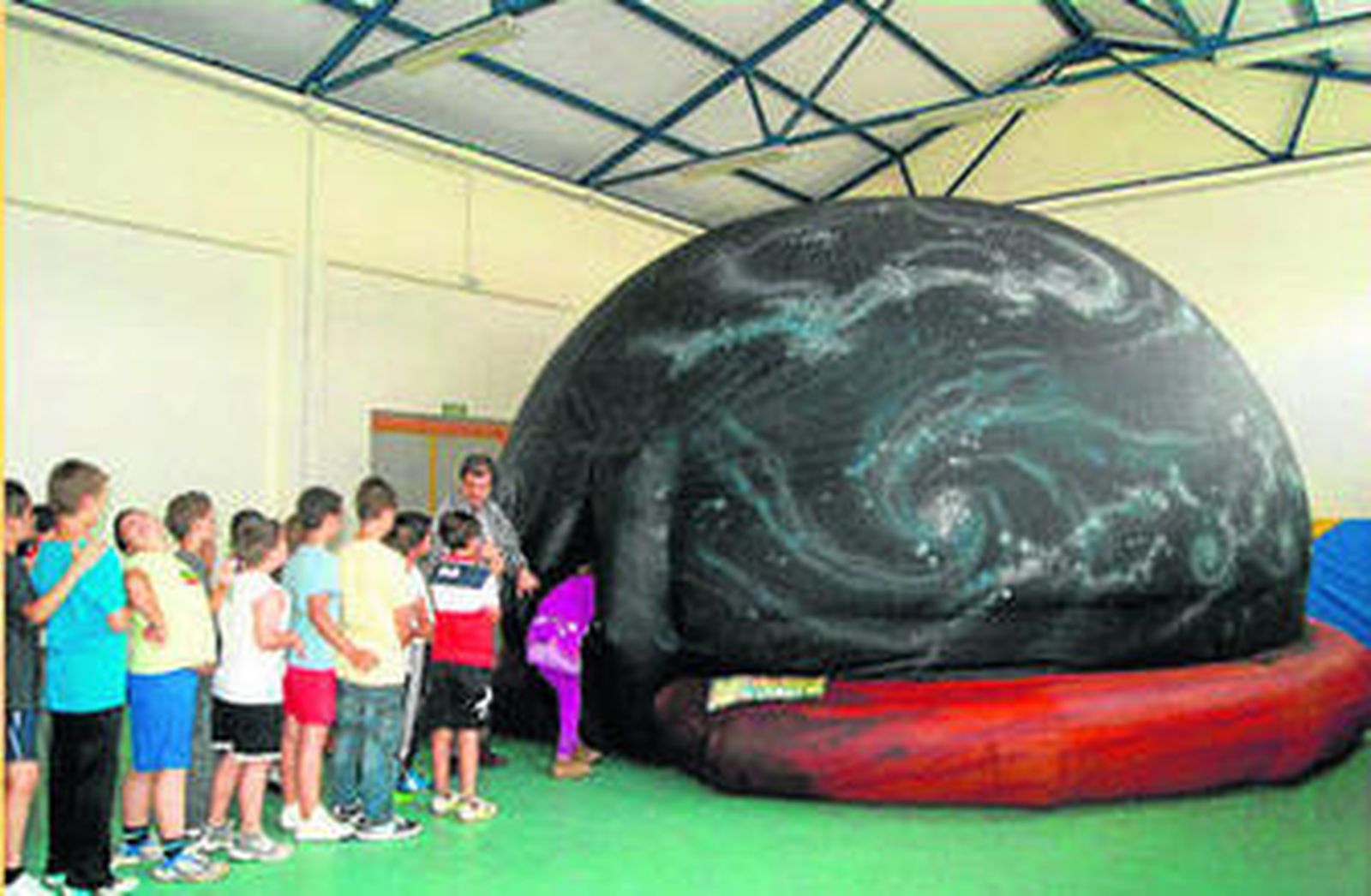 Los pequeños a punto de entrar en el planetario, ayer.