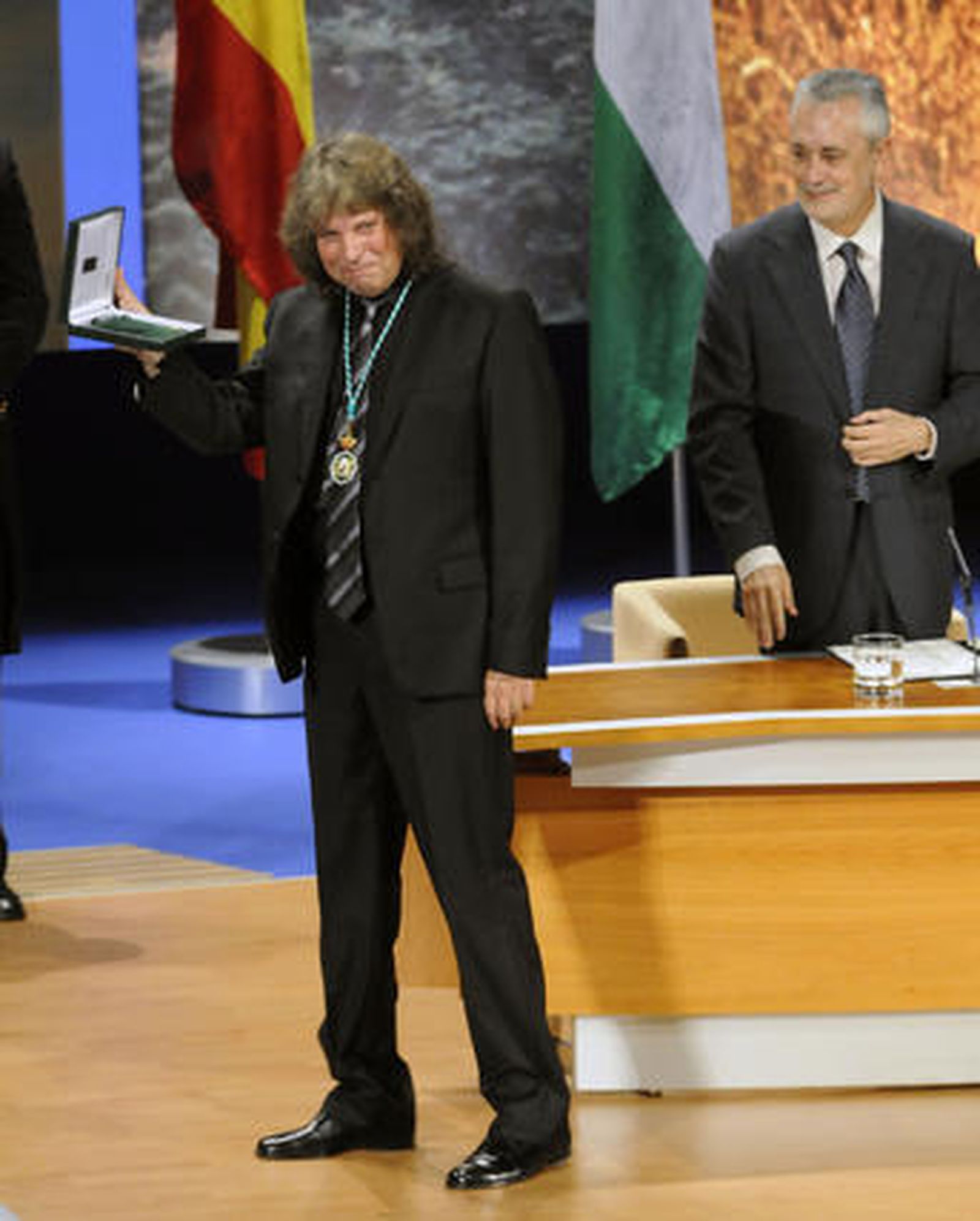 Merce muestra la Medalla de Andalucía. / Juan Carlos Muñoz · Juan Carlos Vázquez