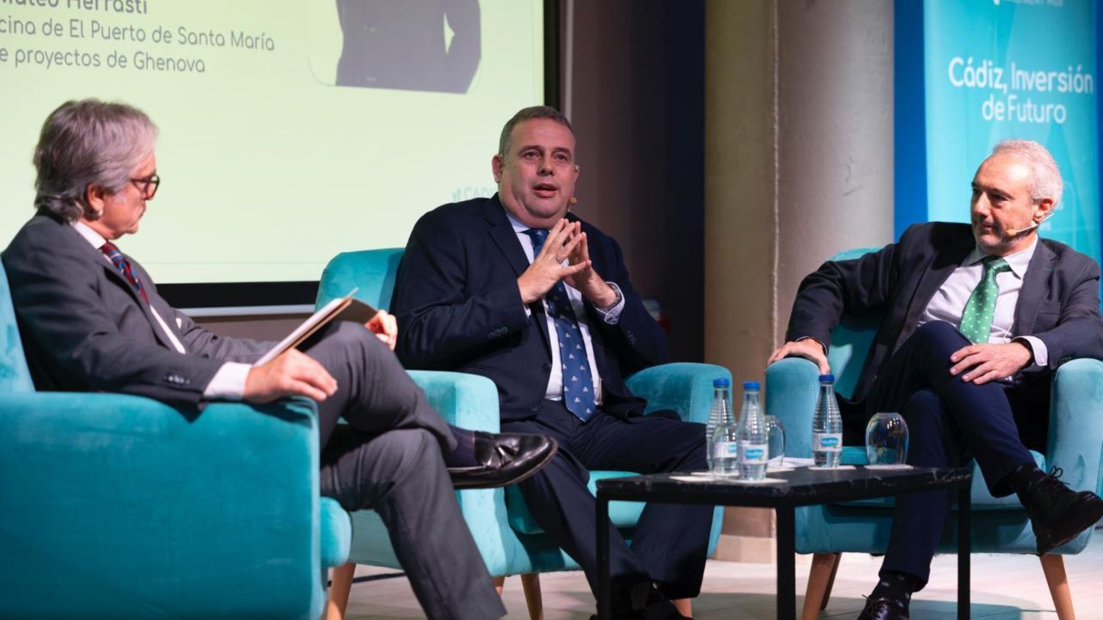 Mateo Herrasti (d.), de Ghenova, y Manuel Brey (centro.), de Fluidmecánica del Sur, con el conductor del foro, Fernando Pérez..