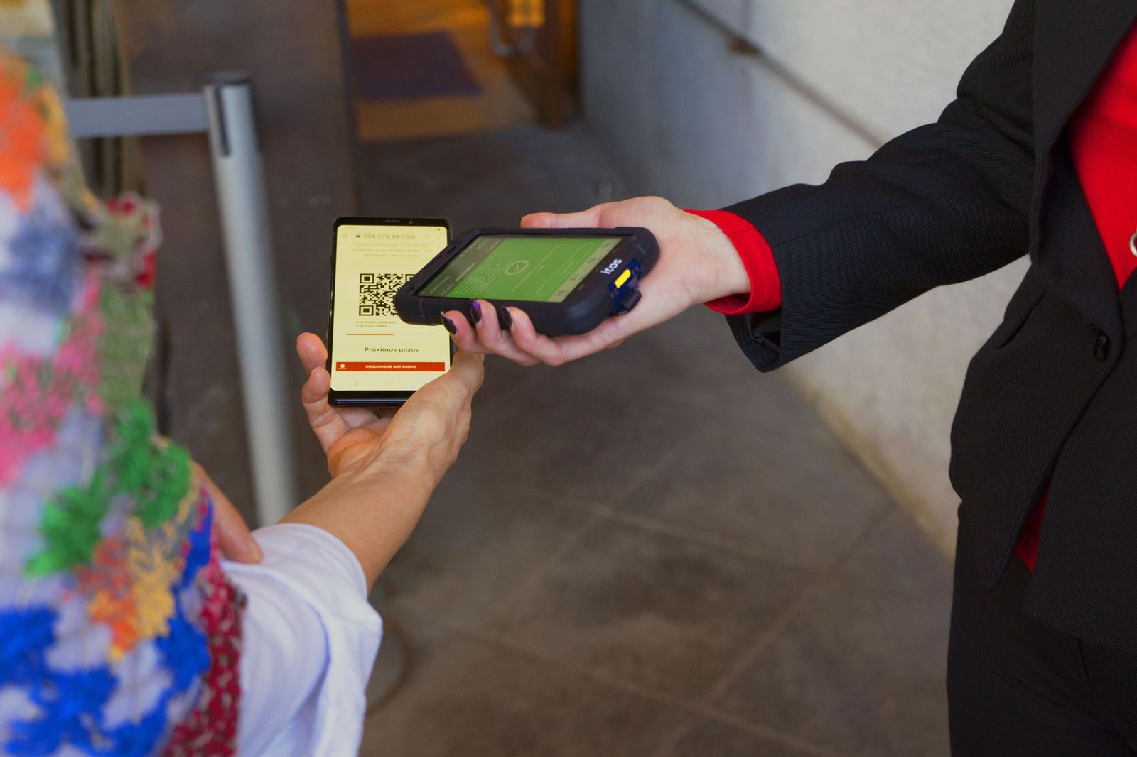 La entrada en el móvil mediante QR es uno de los nuevos servicios de Prado Puerta Digital.