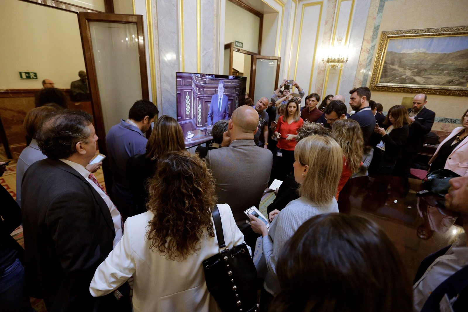 Los periodistas siguen desde una pantalla la intervención de Rajoy.