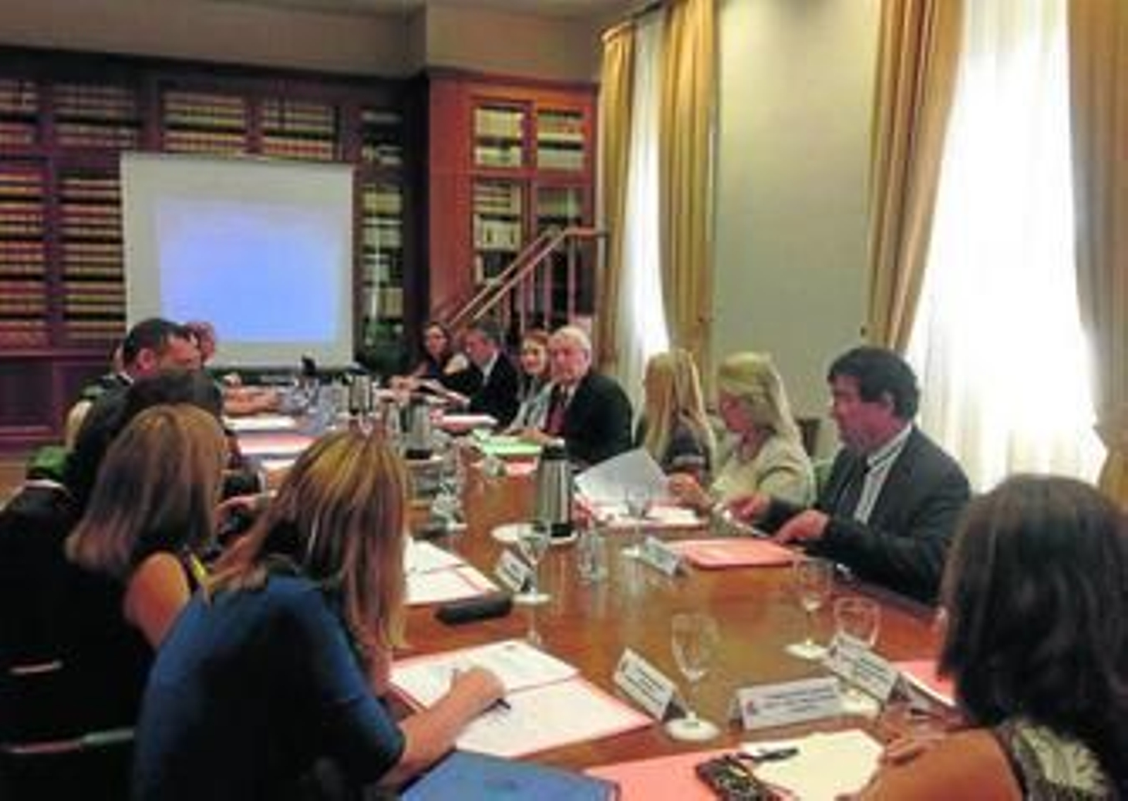 Imagen de la mesa de trabajo, ayer durante la jornada.