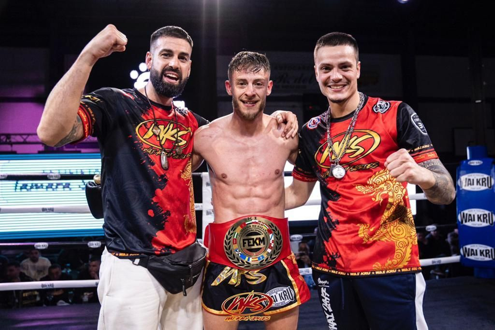 El luchador almeriense junto a miembros de su equipo tras proclamarse campeón de España profesional de Kickboxing.