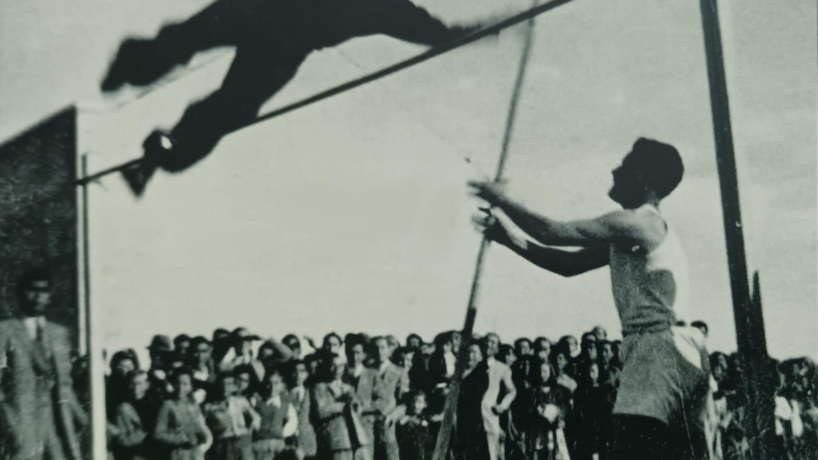 Años 40, Gil Ramírez realizando un salto de pértiga.