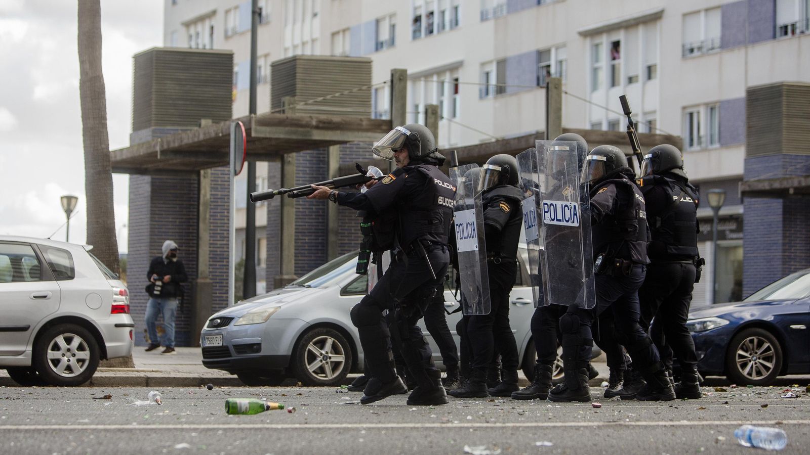 Agentes de la Policía Nacional disuelven la manifestación de los trabajadores del metal.